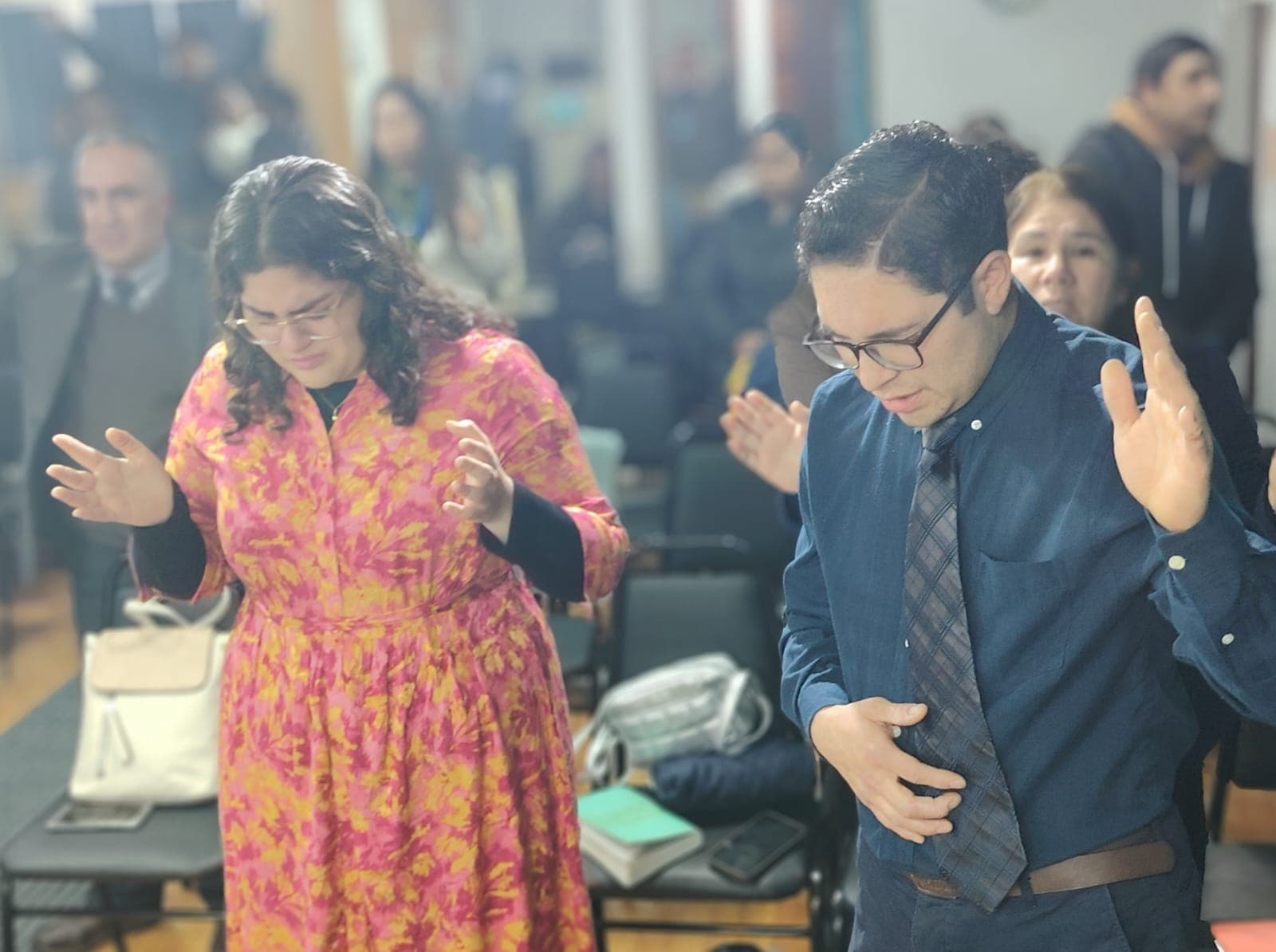 Pastor orando por un joven en el altar