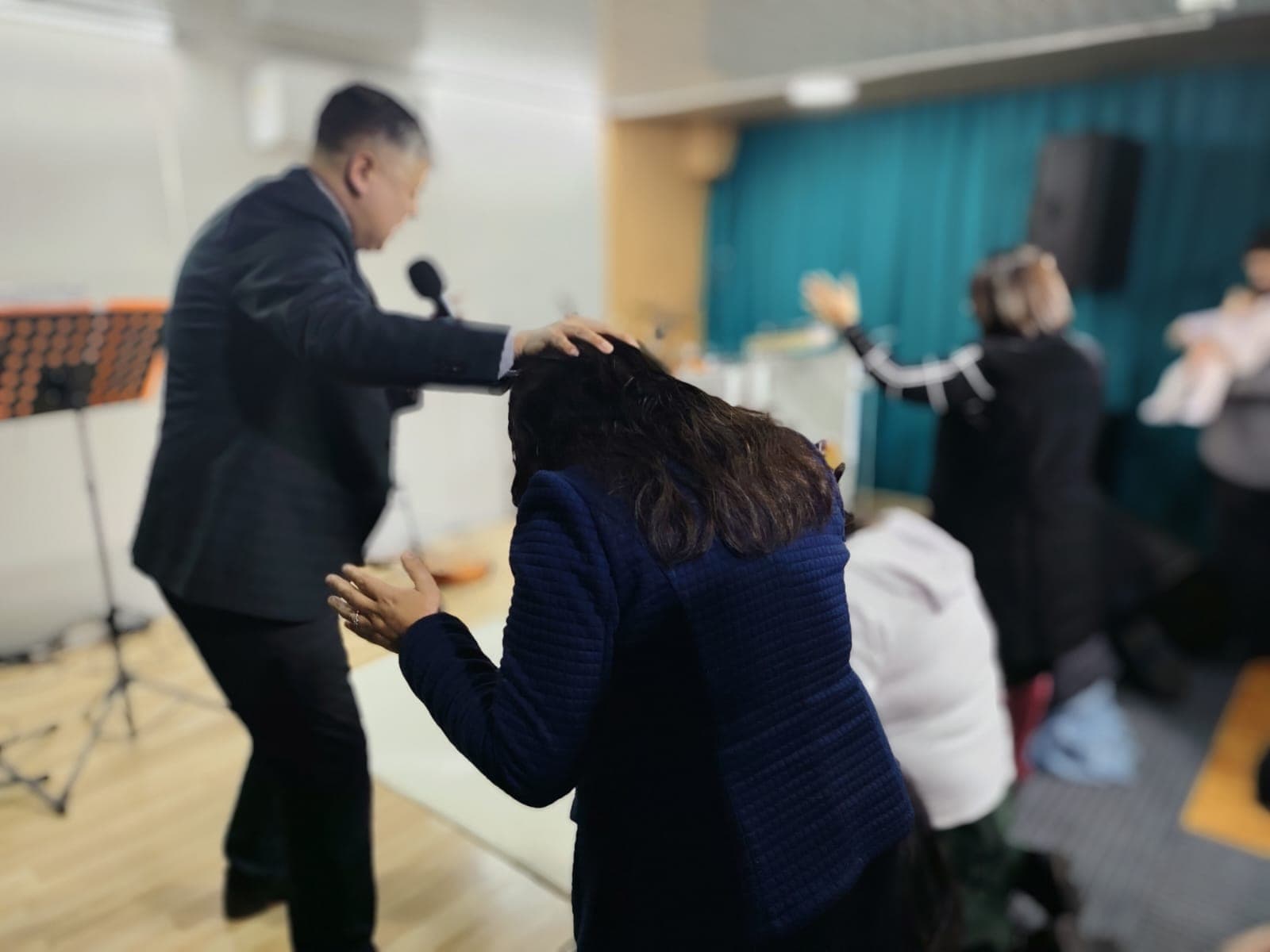 Pastor ministrando a la congregación