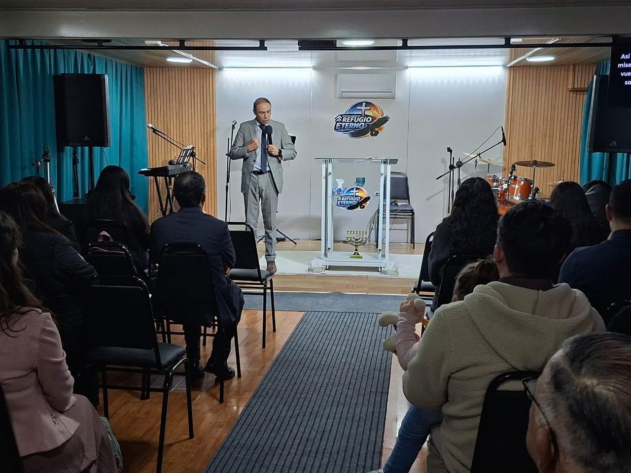 Pastores Andres Sepulveda predicando